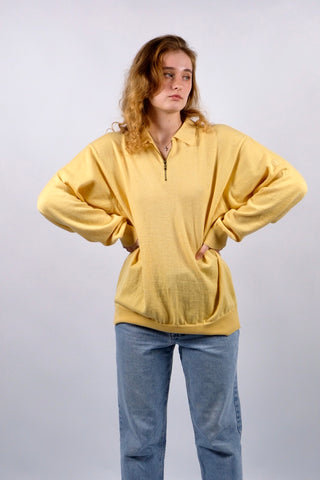 Gelber 90s Pullover aus reiner Schurwolle mit Half Zip Kragen – wir empfehlen den Pullover einer L (unisex tragbar)