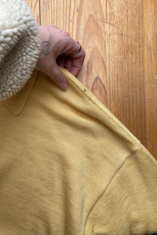 Gelber 90s Pullover aus reiner Schurwolle mit Half Zip Kragen – wir empfehlen den Pullover einer L (unisex tragbar)