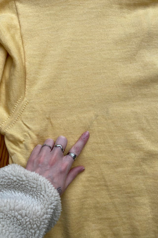 Gelber 90s Pullover aus reiner Schurwolle mit Half Zip Kragen – wir empfehlen den Pullover einer L (unisex tragbar)