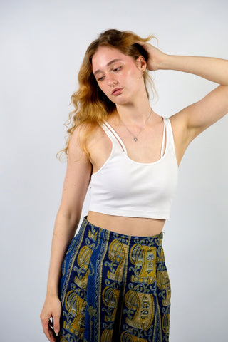 Weißes Basic Crop Top aus elastischem Material mit gerippter Struktur und doppeltem Trägerdesign, vermutlich nicht Vintage, sondern Preloved (Secondhand) – entspricht ca. einer S/M