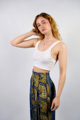 Weißes Basic Crop Top aus elastischem Material mit gerippter Struktur und doppeltem Trägerdesign, vermutlich nicht Vintage, sondern Preloved (Secondhand) – entspricht ca. einer S/M