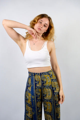 Weißes Basic Crop Top aus elastischem Material mit gerippter Struktur und doppeltem Trägerdesign, vermutlich nicht Vintage, sondern Preloved (Secondhand) – entspricht ca. einer S/M
