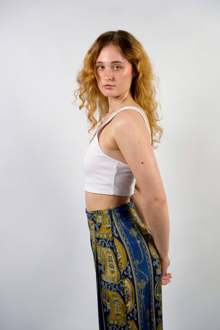 Weißes Basic Crop Top aus elastischem Material mit gerippter Struktur und doppeltem Trägerdesign, vermutlich nicht Vintage, sondern Preloved (Secondhand) – entspricht ca. einer S/M