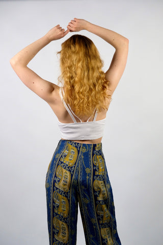 Weißes Basic Crop Top aus elastischem Material mit gerippter Struktur und doppeltem Trägerdesign, vermutlich nicht Vintage, sondern Preloved (Secondhand) – entspricht ca. einer S/M