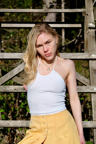 Weißes 00s Viskose Mix Neckholder Top von der Marke Hallhuber in enganliegendem und kürzerem Schnitt – insgesamt stretchy – zu empfehlen für eine XS und ein absolutes Highlight