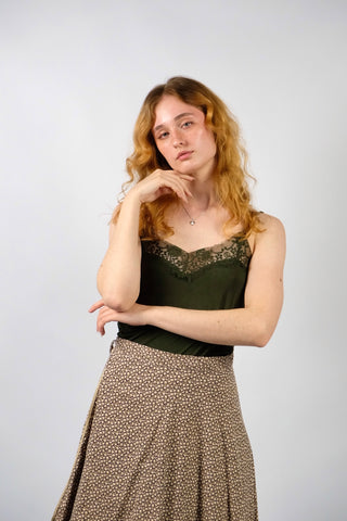 Preloved (Secondhand) Spitzentop von der Marke Samsoe Samsoe aus Cupro (Kupferseide) mit Stretch-Anteil, kürzerer Schnitt mit verstellbaren Spaghettiträgern - die Farbe ist ein dunkles Olivgrün, die Größe ist XS.