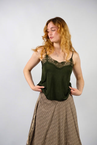 Preloved (Secondhand) Spitzentop von der Marke Samsoe Samsoe aus Cupro (Kupferseide) mit Stretch-Anteil, kürzerer Schnitt mit verstellbaren Spaghettiträgern - die Farbe ist ein dunkles Olivgrün, die Größe ist XS.