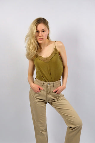 Preloved (Secondhand) Spitzentop von der Marke Samsoe Samsoe aus Cupro (Kupferseide) mit Stretch-Anteil, kürzerer Schnitt - die Farbe ist ein goldiges Olivgrün, die angegebene Größe ist XS - durch die verstellbaren Spaghettiträger und das elastische Material jedoch auch von einer schmalen S tragbar (bitte Maße beachten)
