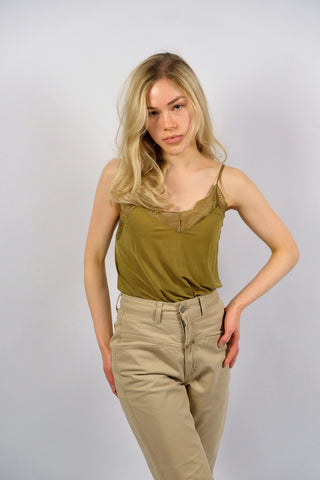 Preloved (Secondhand) Spitzentop von der Marke Samsoe Samsoe aus Cupro (Kupferseide) mit Stretch-Anteil, kürzerer Schnitt - die Farbe ist ein goldiges Olivgrün, die angegebene Größe ist XS - durch die verstellbaren Spaghettiträger und das elastische Material jedoch auch von einer schmalen S tragbar (bitte Maße beachten)