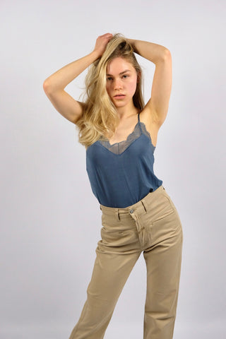 Preloved (Secondhand) Spitzentop von der Marke Samsoe Samsoe aus Cupro (Kupferseide) mit Stretch-Anteil, kürzerer Schnitt - die Farbe ist ein tolles Blau, die angegebene Größe ist XS - durch die verstellbaren Spaghettiträger und das elastische Material jedoch auch von einer schmalen S tragbar (bitte Maße beachten)