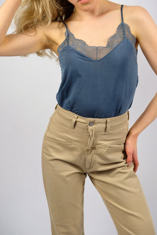 Preloved (Secondhand) Spitzentop von der Marke Samsoe Samsoe aus Cupro (Kupferseide) mit Stretch-Anteil, kürzerer Schnitt - die Farbe ist ein tolles Blau, die angegebene Größe ist XS - durch die verstellbaren Spaghettiträger und das elastische Material jedoch auch von einer schmalen S tragbar (bitte Maße beachten)