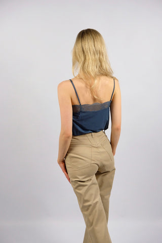 Preloved (Secondhand) Spitzentop von der Marke Samsoe Samsoe aus Cupro (Kupferseide) mit Stretch-Anteil, kürzerer Schnitt - die Farbe ist ein tolles Blau, die angegebene Größe ist XS - durch die verstellbaren Spaghettiträger und das elastische Material jedoch auch von einer schmalen S tragbar (bitte Maße beachten)