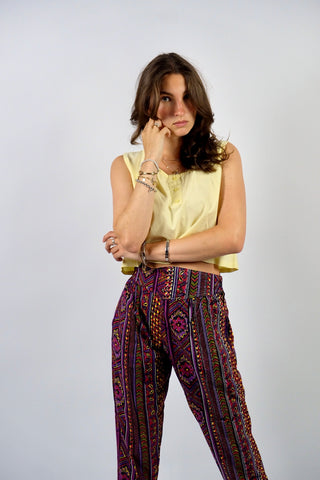 Boxy geschnittenes 80s Basic Tanktop aus reiner Baumwolle mit rundem Ausschnitt und Knöpfen vorn – von uns gecropped – die Farbe ist ein tolles Pastellgelb – für einen lockeren Look empfehlen wir das Top einer heutigen S