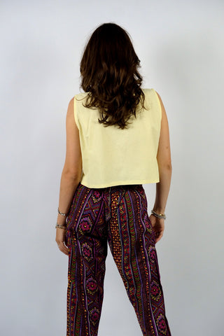 Boxy geschnittenes 80s Basic Tanktop aus reiner Baumwolle mit rundem Ausschnitt und Knöpfen vorn – von uns gecropped – die Farbe ist ein tolles Pastellgelb – für einen lockeren Look empfehlen wir das Top einer heutigen S