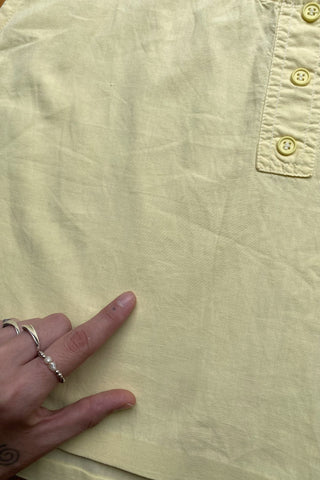 Boxy geschnittenes 80s Basic Tanktop aus reiner Baumwolle mit rundem Ausschnitt und Knöpfen vorn – von uns gecropped – die Farbe ist ein tolles Pastellgelb – für einen lockeren Look empfehlen wir das Top einer heutigen S