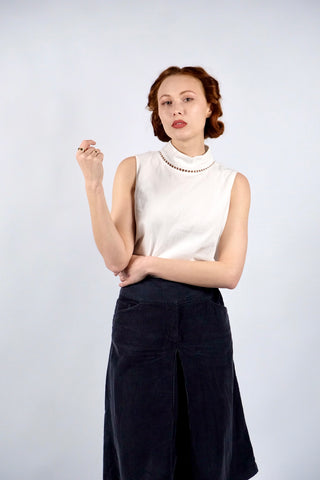 Weißes, leichtes 90s Basic Top mit Stehkragen und Cutout-Details – eher kurzer, boxy Schnitt in Größe XS/S