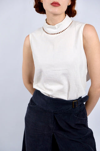 Weißes, leichtes 90s Basic Top mit Stehkragen und Cutout-Details – eher kurzer, boxy Schnitt in Größe XS/S