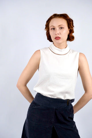 Weißes, leichtes 90s Basic Top mit Stehkragen und Cutout-Details – eher kurzer, boxy Schnitt in Größe XS/S