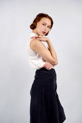 Weißes, leichtes 90s Basic Top mit Stehkragen und Cutout-Details – eher kurzer, boxy Schnitt in Größe XS/S