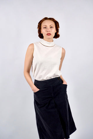 Weißes, leichtes 90s Basic Top mit Stehkragen und Cutout-Details – eher kurzer, boxy Schnitt in Größe XS/S