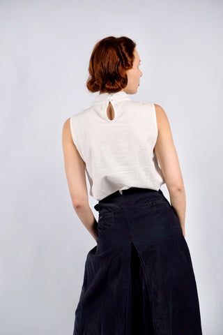 Weißes, leichtes 90s Basic Top mit Stehkragen und Cutout-Details – eher kurzer, boxy Schnitt in Größe XS/S