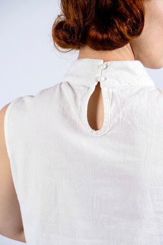 Weißes, leichtes 90s Basic Top mit Stehkragen und Cutout-Details – eher kurzer, boxy Schnitt in Größe XS/S