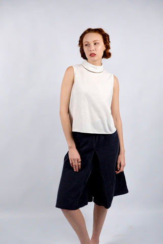 Weißes, leichtes 90s Basic Top mit Stehkragen und Cutout-Details – eher kurzer, boxy Schnitt in Größe XS/S