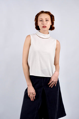 Weißes, leichtes 90s Basic Top mit Stehkragen und Cutout-Details – eher kurzer, boxy Schnitt in Größe XS/S