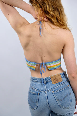 Gehäkeltes Handmade 90s/Y2k Crop Top mit verstellbaren Nacken- und Rückenträgern zum Binden – tolles Streifenmuster in Hellblau, Hellgrün, Altrosa und Senfgelb – ideal für eine S und ein absolutes Highlight