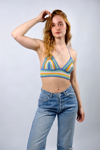 Gehäkeltes Handmade 90s/Y2k Crop Top mit verstellbaren Nacken- und Rückenträgern zum Binden – tolles Streifenmuster in Hellblau, Hellgrün, Altrosa und Senfgelb – ideal für eine S und ein absolutes Highlight