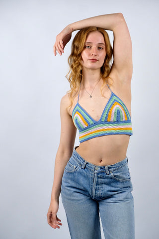 Gehäkeltes Handmade 90s/Y2k Crop Top mit verstellbaren Nacken- und Rückenträgern zum Binden – tolles Streifenmuster in Hellblau, Hellgrün, Altrosa und Senfgelb – ideal für eine S und ein absolutes Highlight