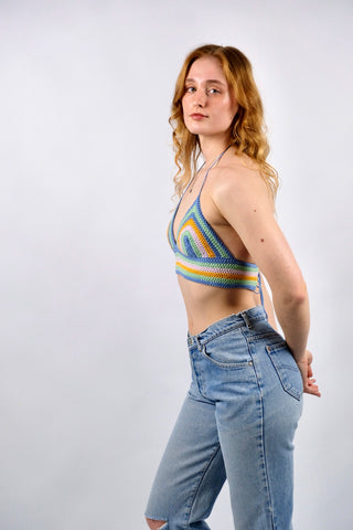 Gehäkeltes Handmade 90s/Y2k Crop Top mit verstellbaren Nacken- und Rückenträgern zum Binden – tolles Streifenmuster in Hellblau, Hellgrün, Altrosa und Senfgelb – ideal für eine S und ein absolutes Highlight