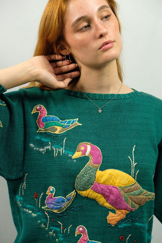 80s handmade Pullover in einem tollen Blaugrün (leicht blaustichiges Grün) mit bunten Entenstickereien und leichten Ballonärmeln – ein wahres Unikat und absolutes Highlight – tragbar von einer XS, S oder M je nach gewünschter Passform