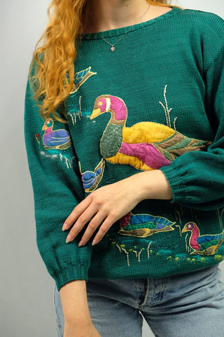 80s handmade Pullover in einem tollen Blaugrün (leicht blaustichiges Grün) mit bunten Entenstickereien und leichten Ballonärmeln – ein wahres Unikat und absolutes Highlight – tragbar von einer XS, S oder M je nach gewünschter Passform