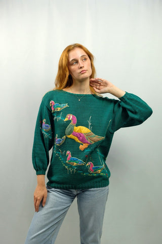 80s handmade Pullover in einem tollen Blaugrün (leicht blaustichiges Grün) mit bunten Entenstickereien und leichten Ballonärmeln – ein wahres Unikat und absolutes Highlight – tragbar von einer XS, S oder M je nach gewünschter Passform