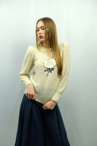 Cremeweißer 80s Pullover von der Designermarke ESCADA aus hochwertigem Mohair-Mix, made in Western Germany, mit Puffärmeln und Blumen-Applikation/Stickerei – ein seltenes Fundstück und absolutes Highlight, zu empfehlen für eine XS bis S