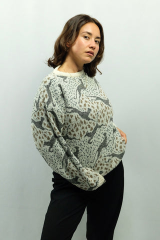 80s/90s Strickpullover mit tollem Crazy Pattern in Hellgrau, Creme, Dunkelgrau und Braun, die Größe entspricht ca. einer M, sieht aber auch oversized an kleineren Größen toll aus