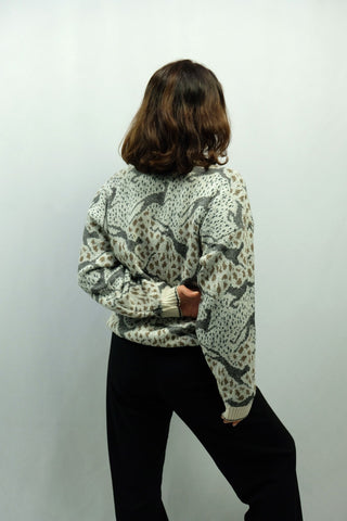 80s/90s Strickpullover mit tollem Crazy Pattern in Hellgrau, Creme, Dunkelgrau und Braun, die Größe entspricht ca. einer M, sieht aber auch oversized an kleineren Größen toll aus