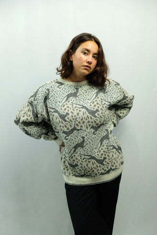 80s/90s Strickpullover mit tollem Crazy Pattern in Hellgrau, Creme, Dunkelgrau und Braun, die Größe entspricht ca. einer M, sieht aber auch oversized an kleineren Größen toll aus