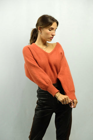 Weicher 80s Pullover aus hochwertiger Lammwolle- und Angora-Mischung in Orange, made in Italy, kurzer Schnitt mit leichten Ballonärmeln und V-Ausschnitt – tragbar von einer XS, S oder kleinen M je nach gewünschter Passform – ein absolutes Highlight