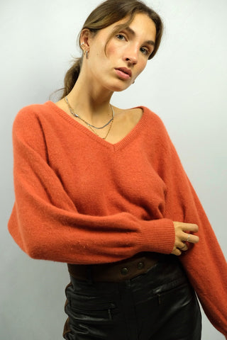 Weicher 80s Pullover aus hochwertiger Lammwolle- und Angora-Mischung in Orange, made in Italy, kurzer Schnitt mit leichten Ballonärmeln und V-Ausschnitt – tragbar von einer XS, S oder kleinen M je nach gewünschter Passform – ein absolutes Highlight