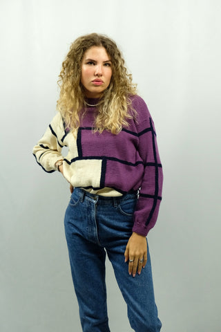 Weicher 80s/90s Handmade Pullover mit Patchwork Strickmuster in Lila, Creme und Dunkelblau – zu empfehlen für eine XS oder S – ein absolutes Highlight