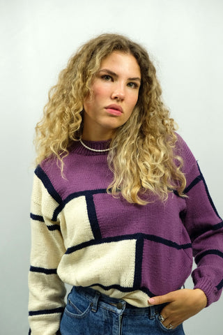 Weicher 80s/90s Handmade Pullover mit Patchwork Strickmuster in Lila, Creme und Dunkelblau – zu empfehlen für eine XS oder S – ein absolutes Highlight