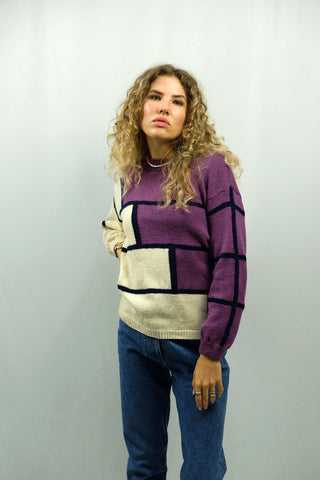 Weicher 80s/90s Handmade Pullover mit Patchwork Strickmuster in Lila, Creme und Dunkelblau – zu empfehlen für eine XS oder S – ein absolutes Highlight