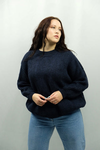 Grob gestrickter 90s Pullover made in Italy von Joseph Tricot (Strickwarenlinie der Designermarke JOSEPH), extrem hochwertige, schwere, dicke und warme Qualität aus reiner Schurwolle in Dunkelblau und Schwarz meliert, toller extra oversized Schnitt mit Rundhalskragen und bewusst stark überschnittenen Schultern – die angegebene Größe ist S, der Pullover fällt sehr weit aus, aber für einen lockeren Look empfehlen wir ihn einer S bis M – ein sehr seltenes Fundstück und Luxus-Basic in hervorragendem Zustand