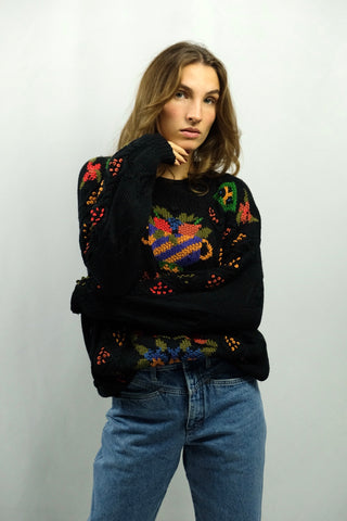 Schwarzer 90s Pullover von der Marke René Derhy, toller Zopf- und Popcornstrick sowie buntes Muster vorn, die angegebene Größe ist S, durch den lockeren Schnitt auch von einer M tragbar – ein seltenes Fundstück und absolutes Highlight