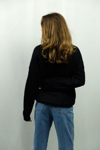 Schwarzer 90s Pullover von der Marke René Derhy, toller Zopf- und Popcornstrick sowie buntes Muster vorn, die angegebene Größe ist S, durch den lockeren Schnitt auch von einer M tragbar – ein seltenes Fundstück und absolutes Highlight