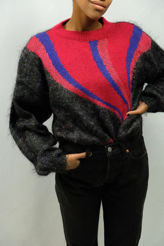 Grau melierter 80s Handmade Pullover mit Rundhalskragen, leichten Ballonärmeln, dezenten Glitzerfäden sowie psychedelischem Grafikmuster in (Rosa)rot und Lilablau – zu empfehlen für eine S bis (schmale) M je nach gewünschter Passform – ein wahres Unikat und absolutes Highlight