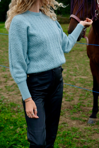 Hochwertiger 80s Handmade Pullover mit Rundhalskragen und Raglan-/Ballonärmeln in weitem Fledermaus-Schnitt und mit hübschem Strickmuster, vermutlich (reine) Wolle mit Mohair-Anteil, die Farbe ist ein tolles Mint/Türkis – ideal für eine XS bis S und ein absolutes Highlight