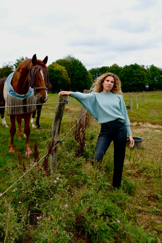 Hochwertiger 80s Handmade Pullover mit Rundhalskragen und Raglan-/Ballonärmeln in weitem Fledermaus-Schnitt und mit hübschem Strickmuster, vermutlich (reine) Wolle mit Mohair-Anteil, die Farbe ist ein tolles Mint/Türkis – ideal für eine XS bis S und ein absolutes Highlight